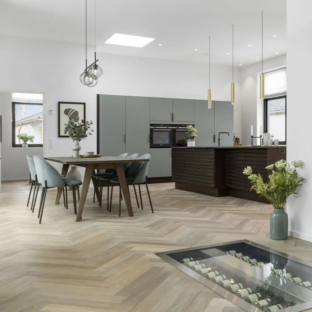 Smooth acoustic ceiling in the living room of a new house from Lind & Risør – Hz Plus with Hz Acoustic Plaster 03