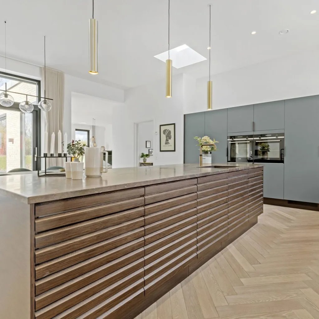 Smooth acoustic ceiling in the kitchen-living area of a new house from Lind & Risør – Hz Plus with Hz Acoustic Plaster 03