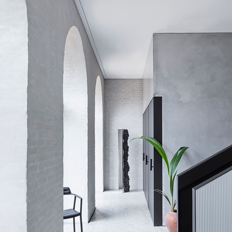 Smooth acoustic ceiling in a room with 8.5 metres of ceiling height at Vipp Chimney House in Nordhavn – Hz Basic 007 and Hz Acoustic Plaster 03