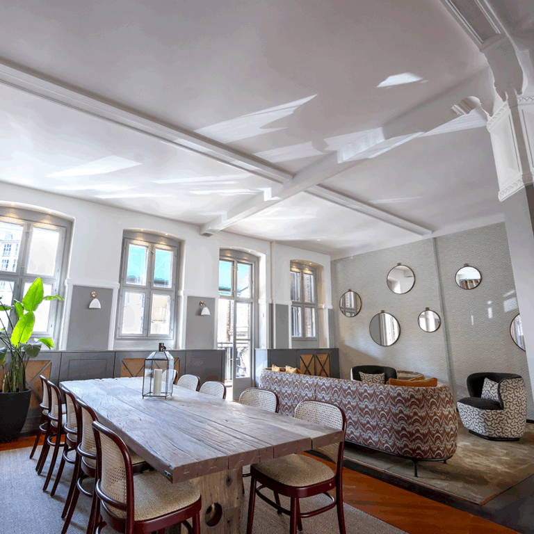 Smooth acoustic ceiling in a room at Ascot Hotel in Copenhagen – Hz Basic 007, Hz Flex 019 and Hz Acoustic Plaster 03