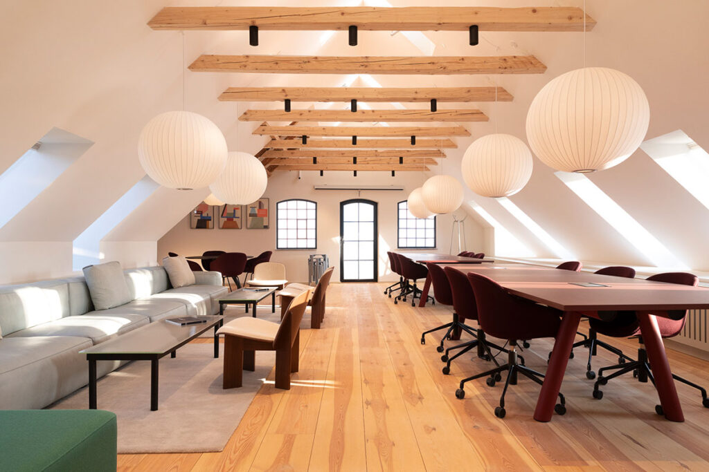 Seamless acoustic ceiling between exposed beams at Nordstens Hus in Hillerød – Hz Plus and Hz Basic with Hz Acoustic Plaster 03