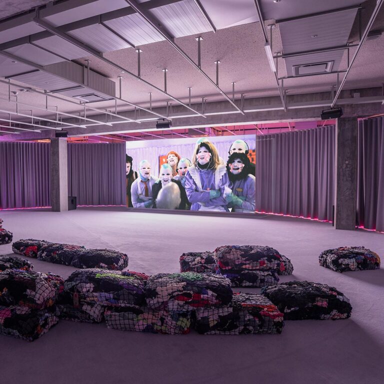 Acoustic ceiling in pigmented Hz Acoustic Plaster 09 in the Salling Gallery at ARoS in Aarhus – Hz Dual 011-R with upcycled textile waste