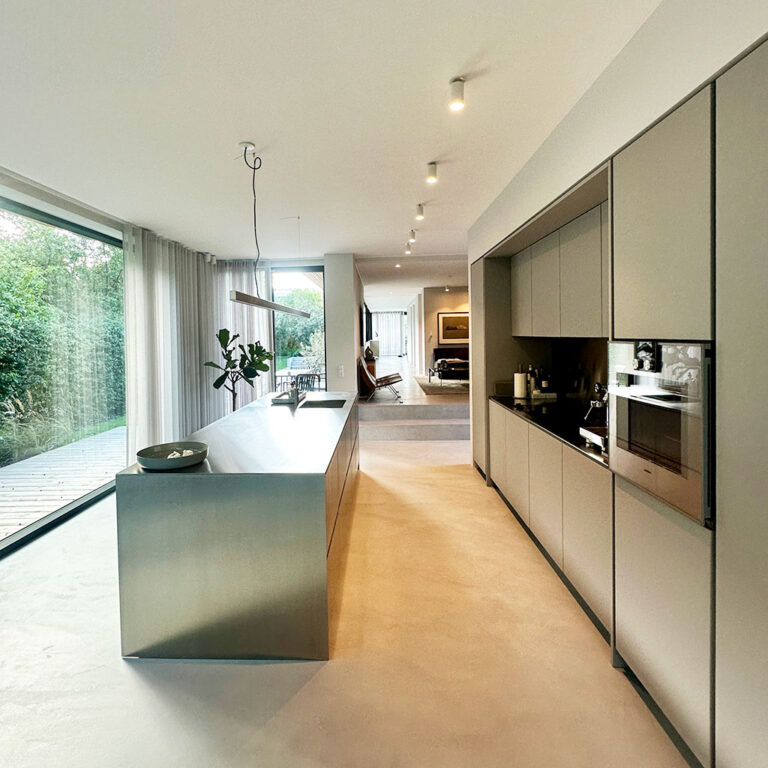 Smooth acoustic ceiling in the kitchen-living area of an extension designed by Sølvsten Arkitektur – Hz Plus and Hz Acoustic Plaster 03