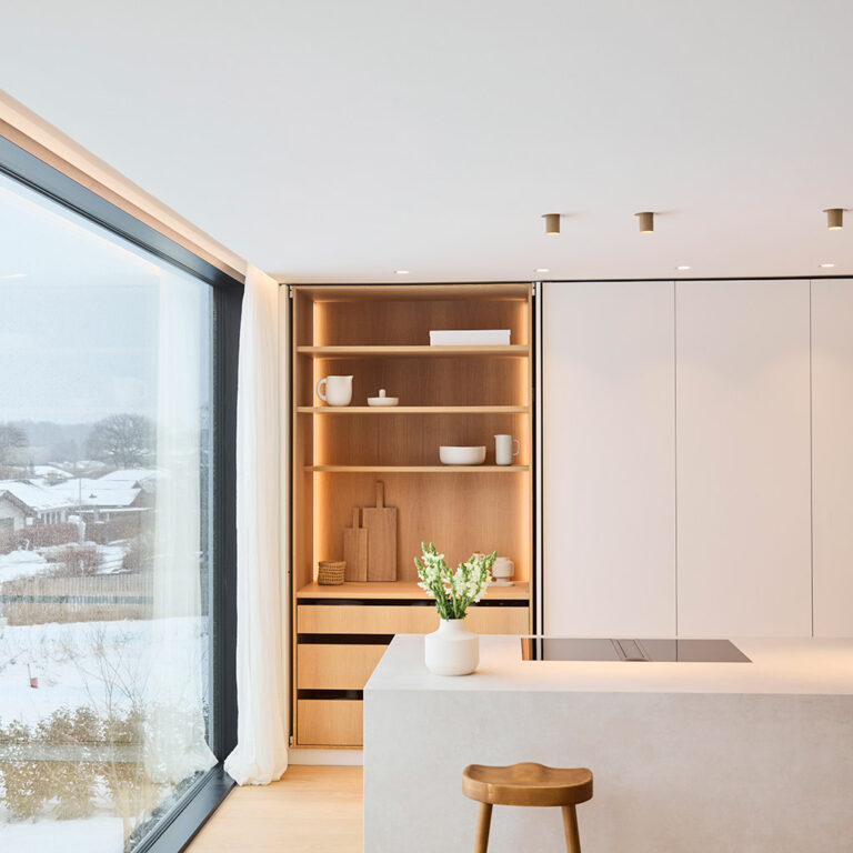 Smooth acoustic ceiling with recessed spotlights in a minimalist Functionalist villa in Zealand – Hz Basic 001 and Hz Acoustic Plaster 03