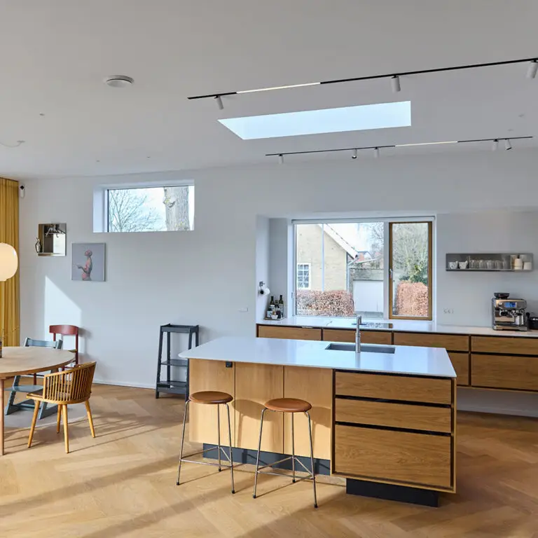 Smooth gypsum acoustic ceiling with plastered-in spotlights in a private villa in Viby near Aarhus – Hz Plus and Hz Acoustic Plaster 03