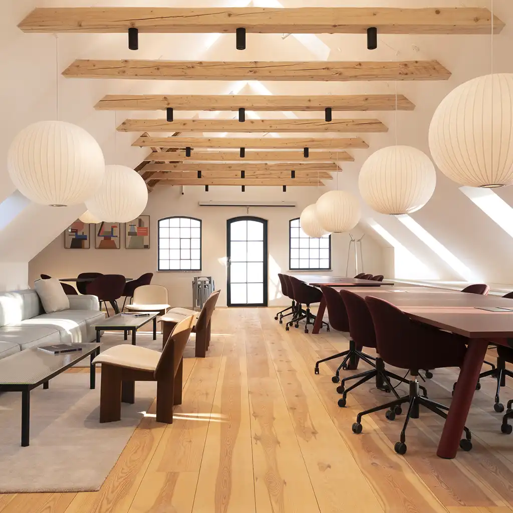 Seamless white acoustic ceiling in Nordstens Hus in Hillerød – Hz Dual and Hz Acoustic Plaster