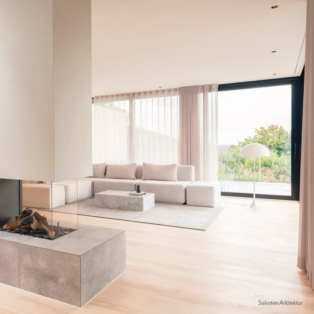 Acoustic ceiling with integrated curtain tracks in the living room of a new-build villa in Haderslev – Hz Plus and Hz Acoustic Plaster 03